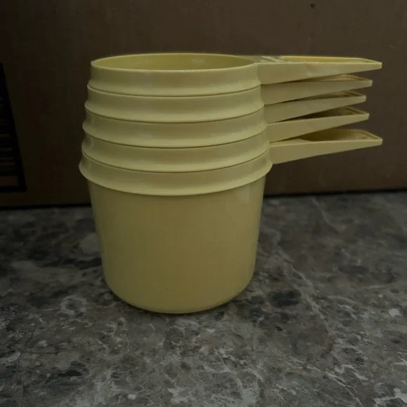 Vintage tupperware made in the USA yellow measuring cups - Picture 2 of 8